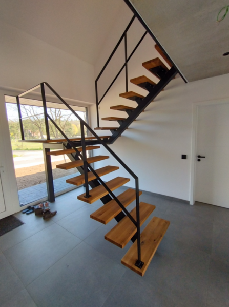 Stahlwangentreppen RAL mit Handlauf und Klarglas