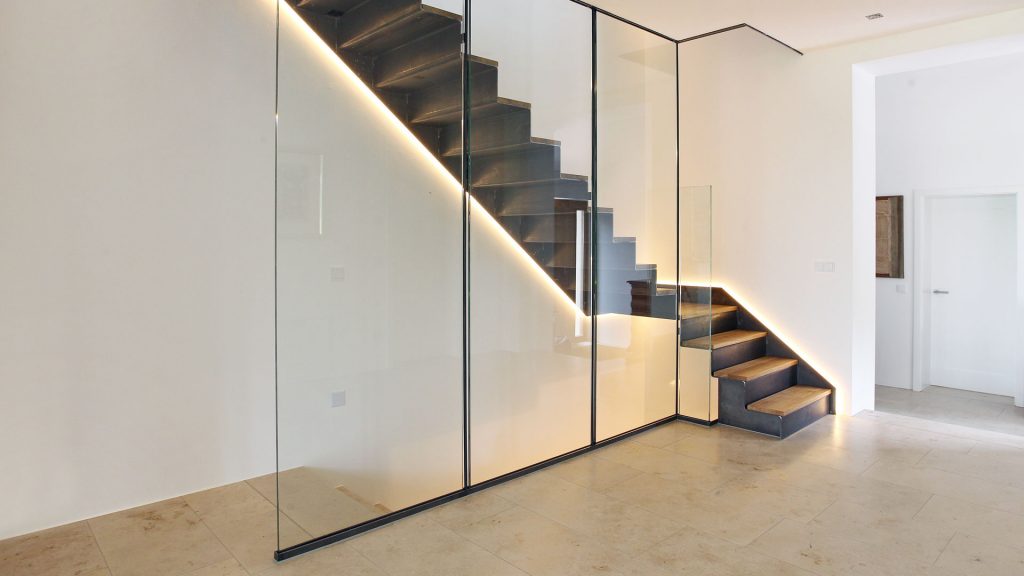 Schwungtreppen mit Geländer Handlauf und Klarglas und Leuchtelemente